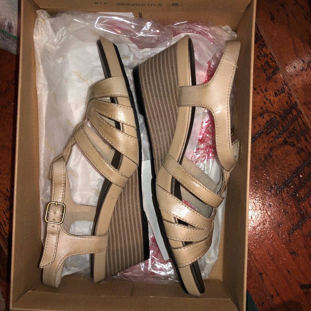 Clarks Lucia Wave Q in Beige, size 7.5M